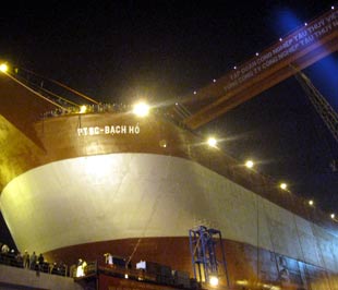 Kho nổi chứa xuất dầu FSO - 5 đã hạ thủy an toàn vào lúc 4giờ sáng ngày 14/1/2009 Ảnh: Từ Nguyên