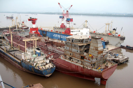 Sự bắt nhịp trở lại ở một số nhà máy đóng tàu thuộc Vinashin đem lại những tia hy vọng mới.