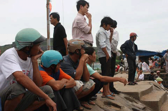 Người dân đang đón chờ 9 thuyền viên trên tàu ông Phụng trở về đất liền an toàn - Ảnh: bee.net.vn