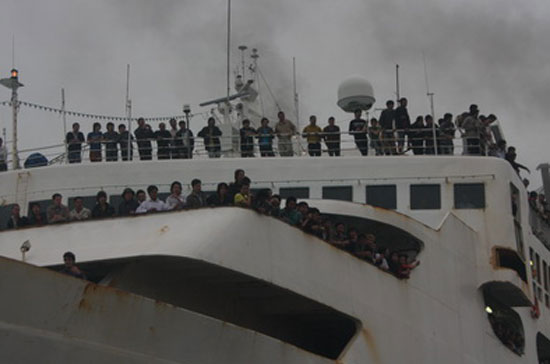 Nhiều người lao động vui mừng reo hò khi nhìn thấy mảnh đất quê hương - Ảnh VTC.