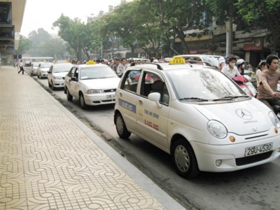 Sau hai lần điều chỉnh, giá xăng đã giảm 2000đ/l, tương đương mỗi km, giá cước taxi sẽ giảm khoảng 500đ. 