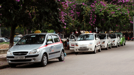 Hà Nội muốn sơn màu xe chung cho taxi gồm xanh, ghi, bạc trắng nhưng Bộ Giao thông Vận tải đề nghị không quy định vậy vì phạm luật.