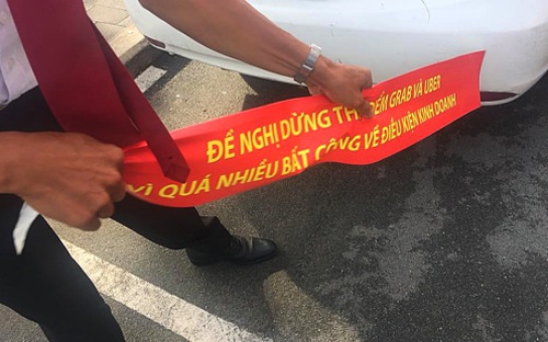 Taxi truyền thống dán khẩu ngữ phản đối Uber, Grab.