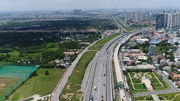 Với xu hướng phát triển của Tp.HCM như hiện nay, bất động sản tại các quận ven đô đặc biệt là khu vực cửa ngõ giao thông liên vùng như phía Đông, phía Tây thành phố sẽ tiếp tục bùng nổ, trở nên sôi động hơn bao giờ hết.