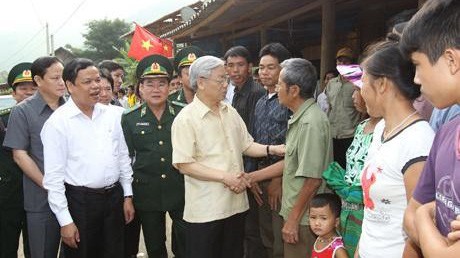 Tổng Bí thư Nguyễn Phú Trọng với đồng bào xã Mường Chanh, huyện Mường Lát (Thanh Hóa)  năm 2011.