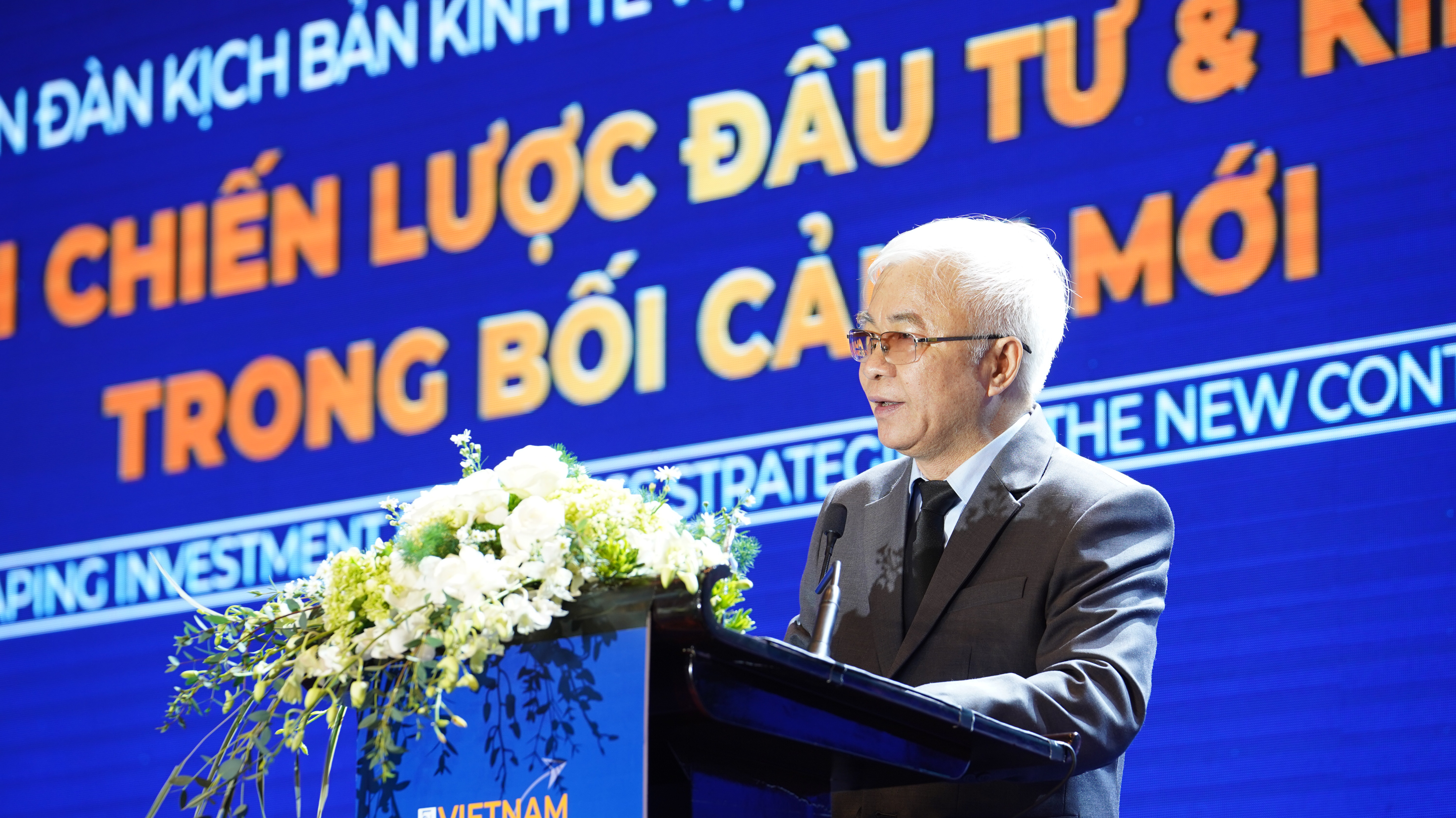 TS. Chử Văn Lâm, Tổng biên tập Tạp chí Kinh tế Việt Nam - VnEconomy - Vietnam Economic Times phát biểu khai mạc Diễn đàn.