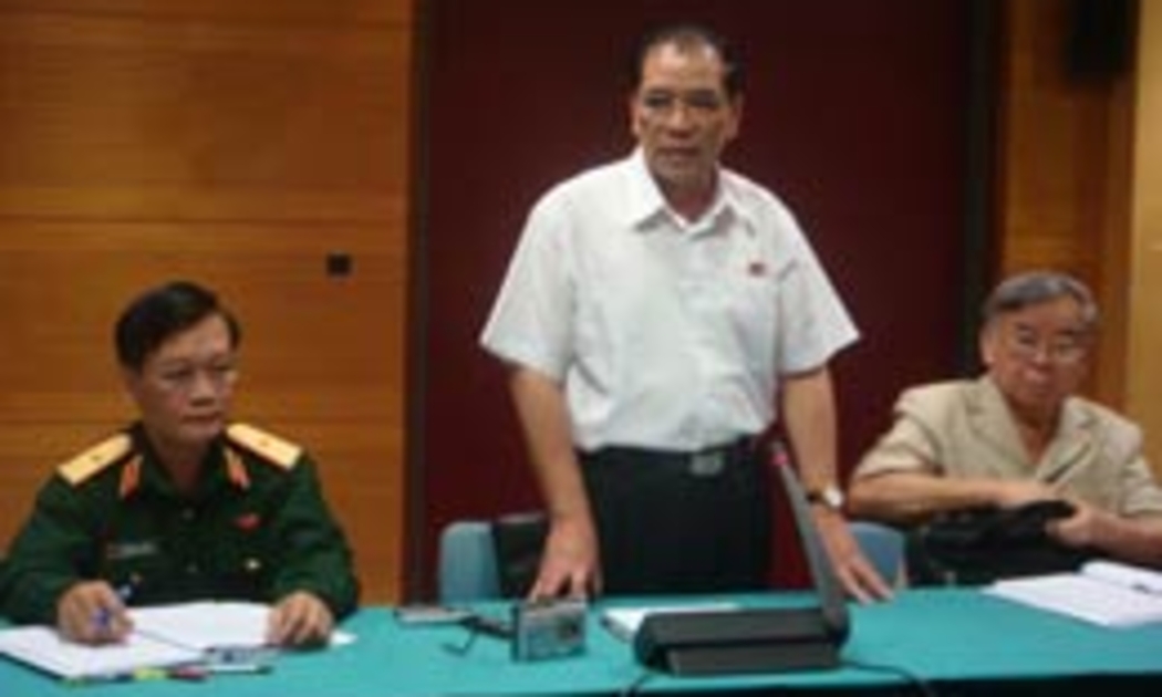 Tổng bí thư Nông Đức Mạnh phát biểu tại phiên thảo luận tổ về tình hình ngân sách.