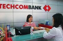 Khách hàng giao dịch tại Techcombank.<br>