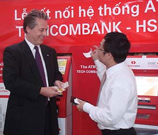 Đại diện Techcombank và HSBC trong lễ kết nối hệ thống ATM giữa hai ngân hàng.
