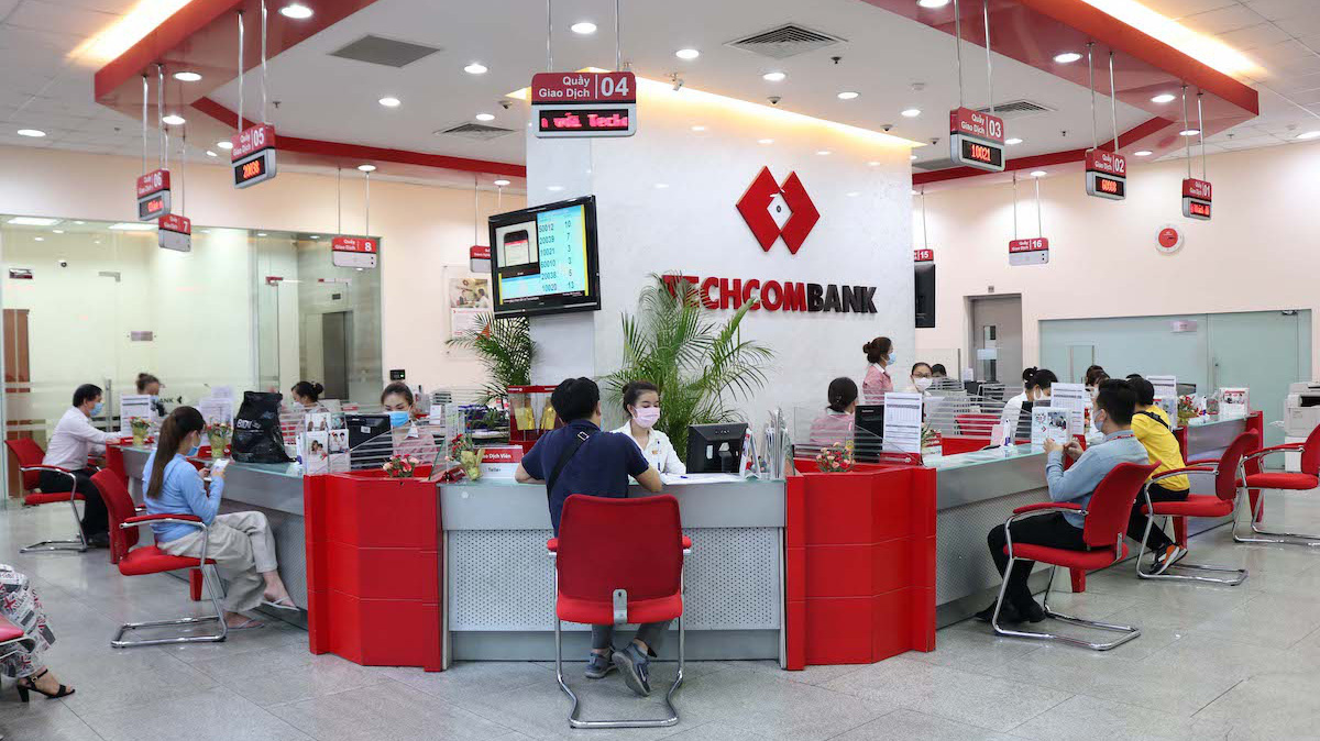Techcombank là ngân hàng dẫn đầu về số lượng giao dịch bình quân trên một thẻ và là ngân hang chiếm vị trí số 2 về doanh số thanh toán (Qua POS và thương mại điện tử) của thẻ ghi nợ nội địa F@stAcesss.