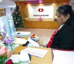 Ngân hàng đang cung cấp những dịch vụ hỗ trợ chủ thẻ chủ động với những biến động trên tài khoản - Ảnh: Việt Tuấn.