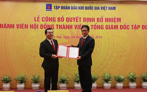 Chủ tịch Petro Vietnam Nguyễn Quốc Khánh trao quyết định bổ nhiệm Tổng giám đốc Petro Vietnam cho ông Nguyễn Vũ Trường Sơn.<br>
