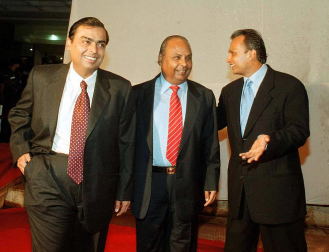 Ông Dhirubhai Ambani (giữa) và hai con trai - Mukesh Ambani (trái) và Anil Ambani (phải) - Ảnh: Getty Images.