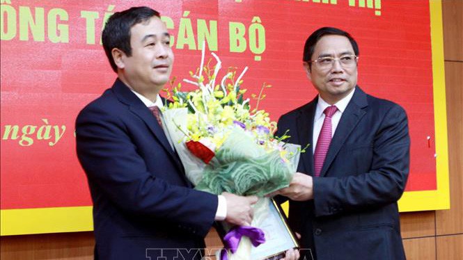 Trưởng ban Tổ chức Trung ương Phạm Minh Chính chúc mừng ông Ngô Đông Hải (bên trái) nhận nhiệm vụ mới.