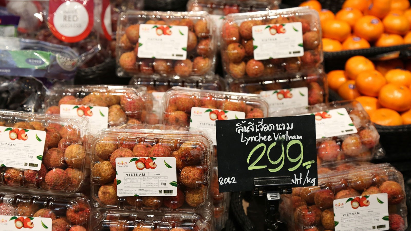 Vải thiều Việt Nam bày bán tại một siêu thị ở Thái Lan.