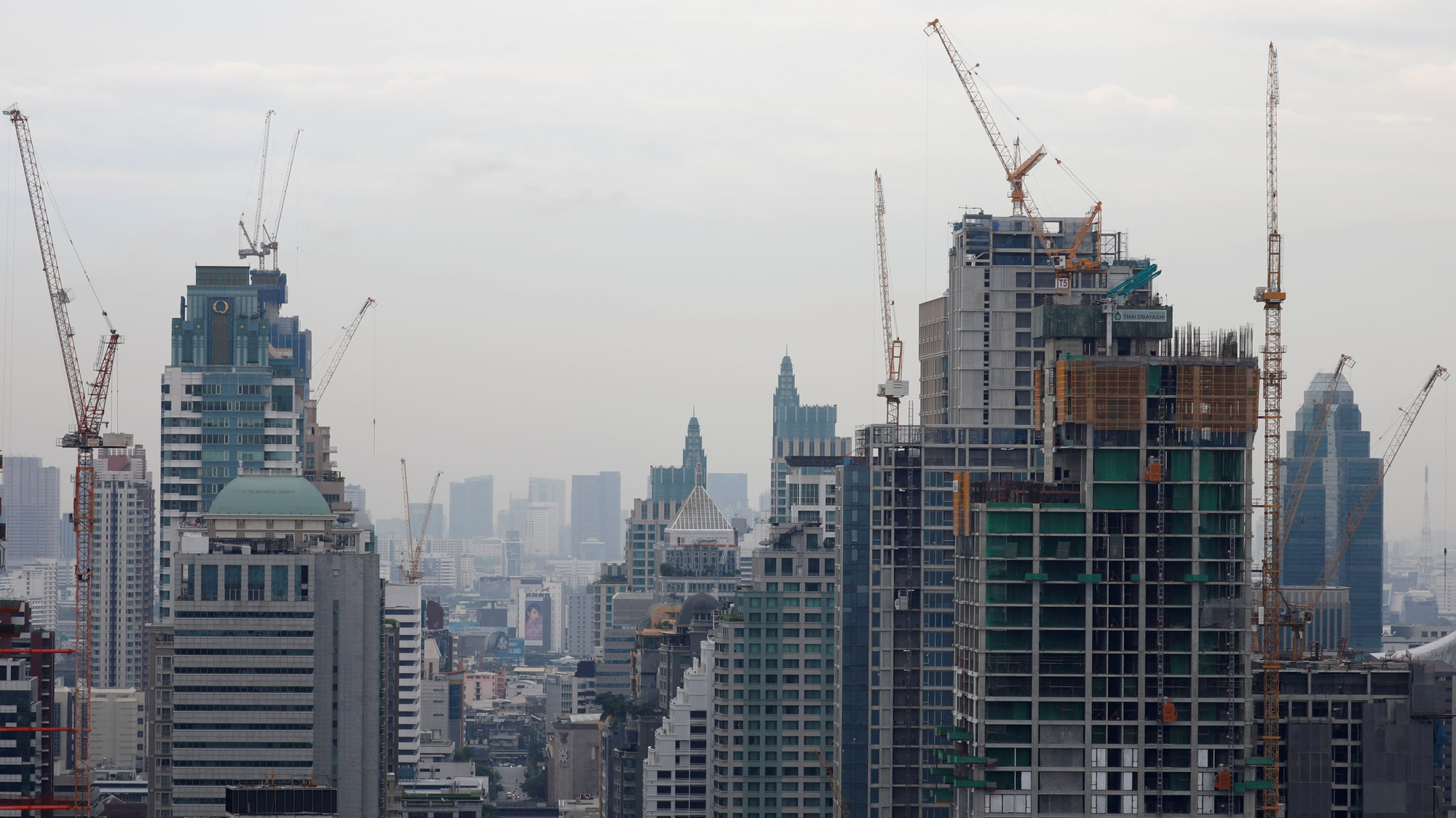 Bùng nổ xây dựng tại Bangkok và nhiều thành phố khác dẫn tới dư thừa nguồn cung bất động sản - Ảnh: Reuters 