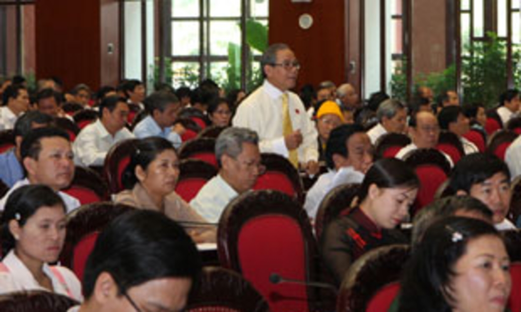 Đại biểu Trần Hoàng Thám chất vấn bộ trưởng Kim Ngân - Ảnh: TTXVN.