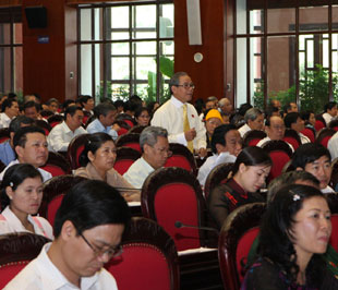 Đại biểu Trần Hoàng Thám chất vấn bộ trưởng Kim Ngân - Ảnh: TTXVN.