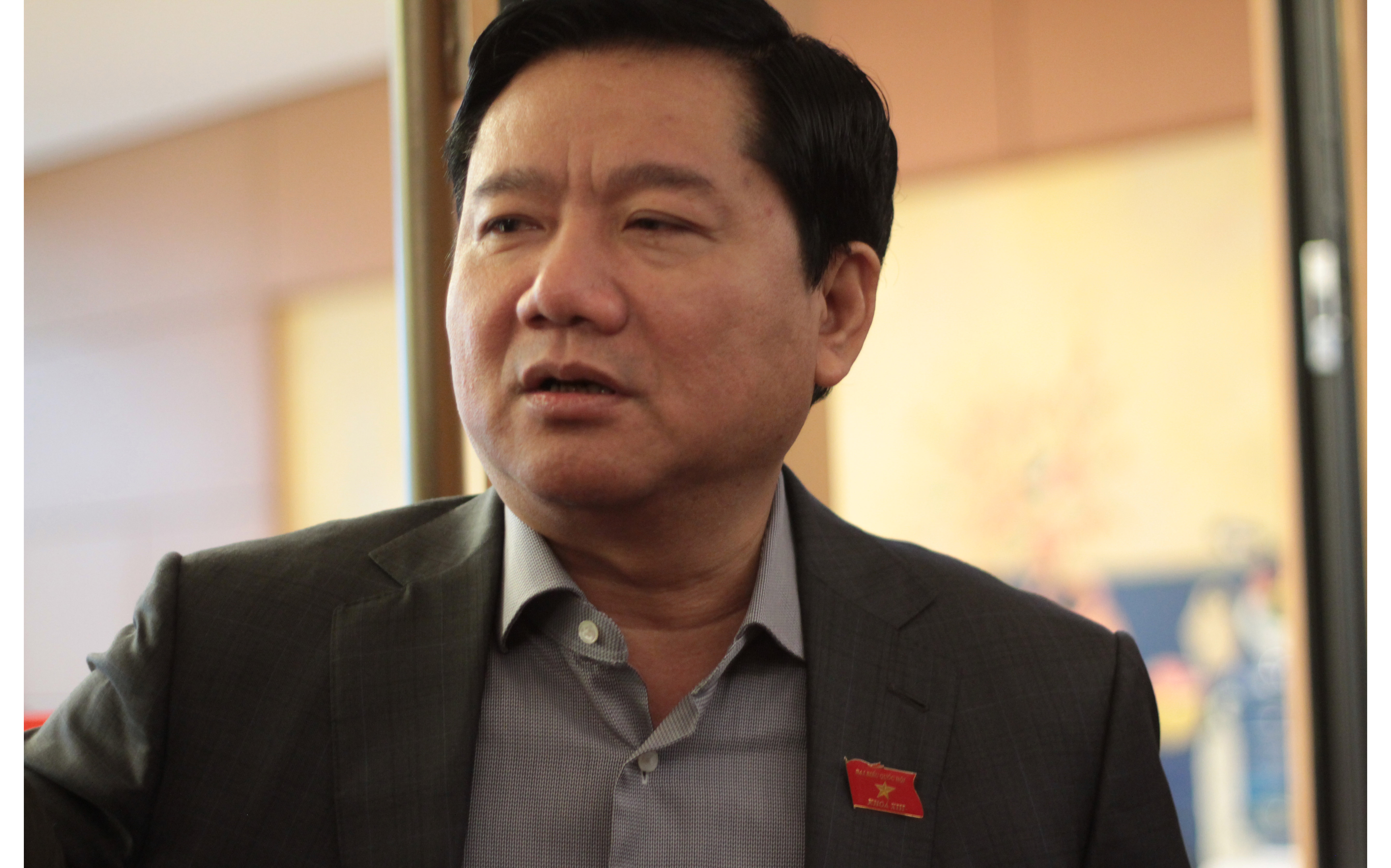 Bi thư Thành uỷ Đinh La Thăng trao đổi với báo chí bên hành lang Quốc hội