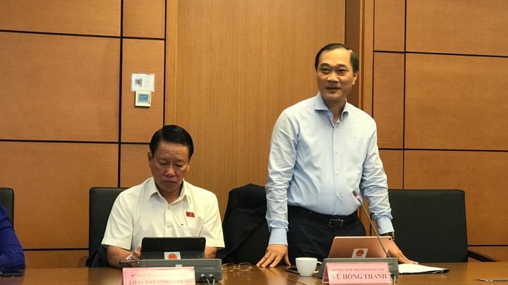 Chủ nhiệm Uỷ ban Kinh tế Vũ Hồng Thanh phát biểu tại tổ. 