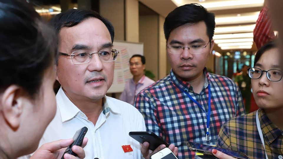 Chủ tịch EVN Dương Quang Thành trao đổi với báo chí bên hàng lang Quốc hội.