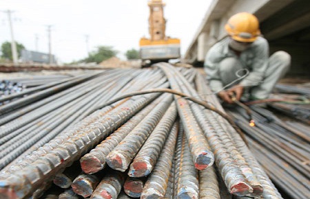 Khó khăn tiếp tục đè nặng lên ngành thép khi đón nhận "cú sốc" từ thép nhập khẩu, đặc biệt là thép giá rẻ từ Trung Quốc với số lượng lớn