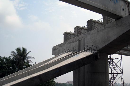 Nguyên nhân chính dẫn đến sự cố là do lỗi trong quá trình thi công.