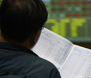 Màu xanh đã trải rộng trên bảng điện tử, nhưng đà tăng trong phiên này diễn ra khá thận trọng - Ảnh: Việt Tuấn.