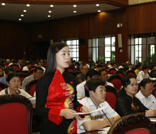 Đại biểu Quốc hội thảo luận về dự án luật khám bệnh, chữa bệnh - Ảnh: TTXVN.