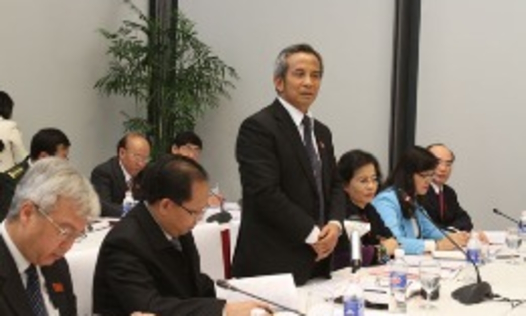 Đại biểu dự Đại hội XI làm việc tại đoàn.
