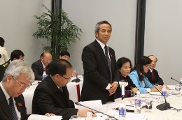 Đại biểu dự Đại hội XI làm việc tại đoàn.