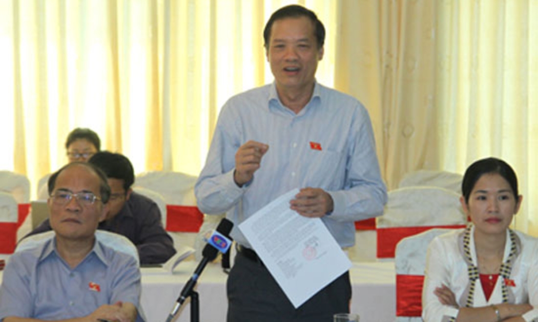Đại biểu Quốc hội thảo luận tại tổ sáng 22/10.