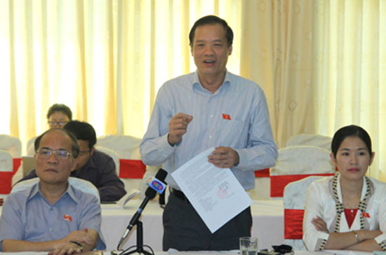 Đại biểu Quốc hội thảo luận tại tổ sáng 22/10.