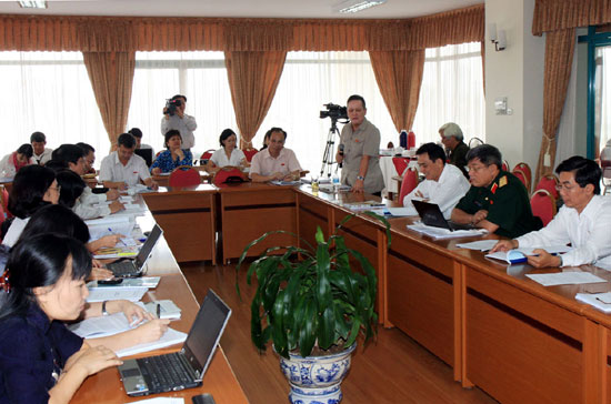 Một phiên thảo luận tổ tại kỳ họp thứ tám của Quốc hội.