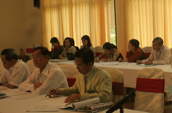 Quốc hội thảo luận tại tổ về tình hình kinh tế, xã hội.