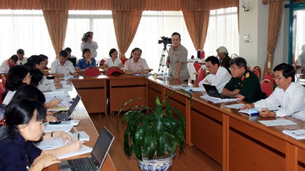 Đại biểu Quốc hội góp ý văn kiện Đại hội: Đôi khi “ý dân lòng Đảng”