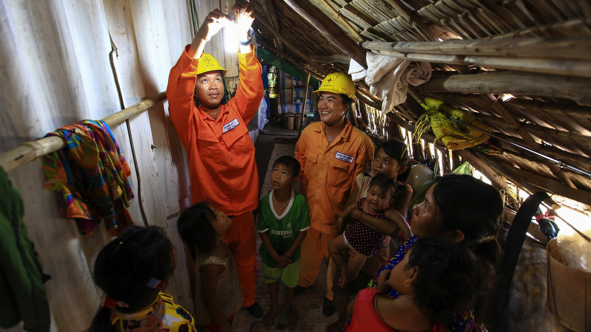 Trong năm 2017, những nỗ lực cải thiện về chất lượng dịch vụ cung cấp điện năng của EVN đã được ghi nhận thông qua hàng loạt các chỉ số có chuyển biến tích cực.