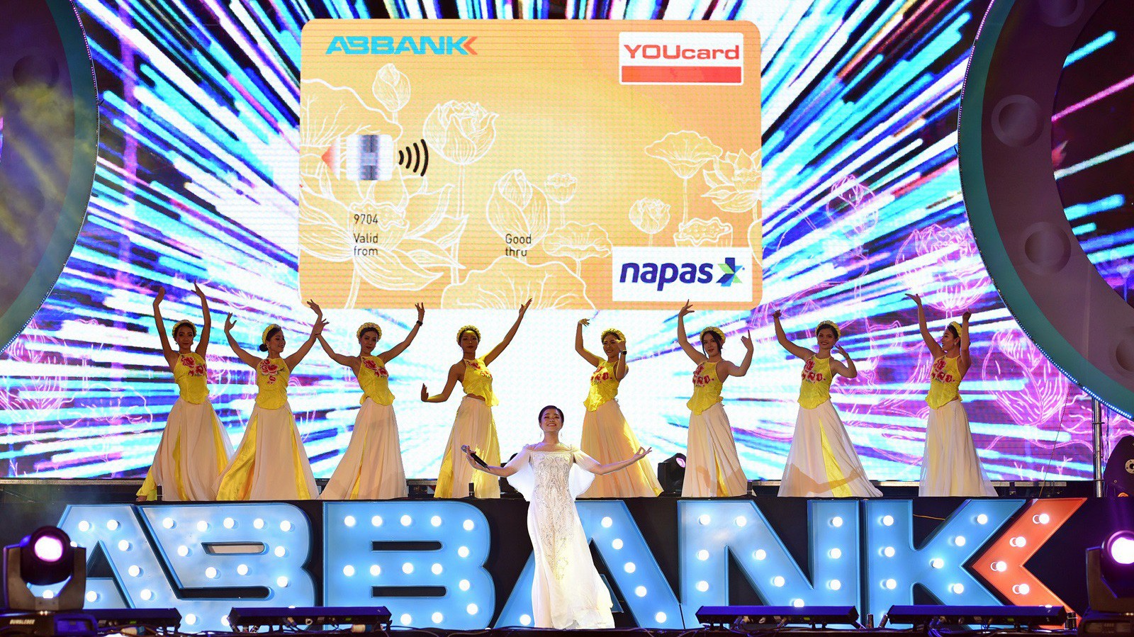 Sự kiện ABBank Family Day 2019 đã mang đến cho khán giả Hà Nội sự ngạc nhiên, đầy phấn khích về một dịch vụ tài chính số hóa với những tính năng "rất người".