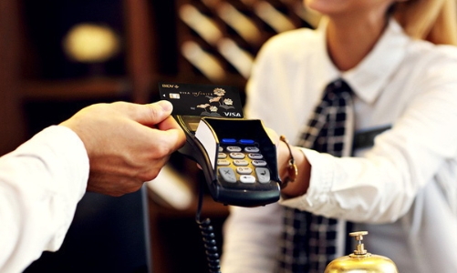 Tấp nập chuyển đổi thẻ từ sang thẻ chip 