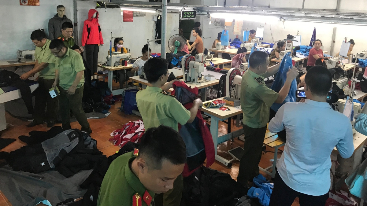 Tại thời điểm kiểm tra, chủ cơ sở không xuất trình được hợp đồng gia công hàng hoá và các hoá đơn, chứng từ chứng minh nguồn gốc xuất xứ của toàn bộ nguyên liệu, phụ liệu.