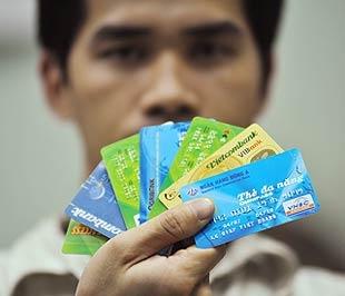 Theo nhận định của một số chuyên gia, mức độ đầu tư chuyển đổi thẻ từ sang thẻ chip sẽ rất lớn, rất tốn kém.