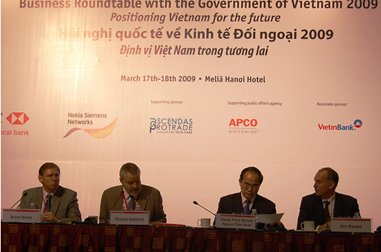 Một phiên thảo luận trong chuỗi sự kiện của hội nghị quốc tế về kinh tế đối ngoại năm 2009, do The Economist đồng tổ chức.