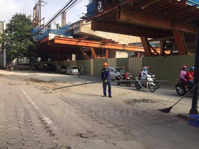 Ống tuýp thép rơi từ đường sắt trên cao Nhổn - ga Hà Nội.