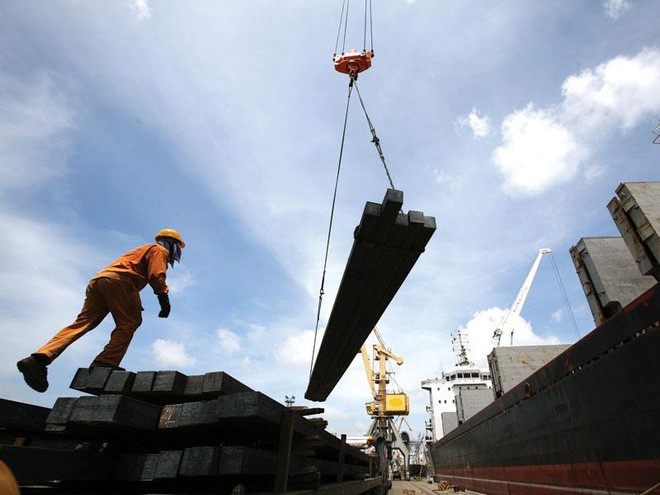 Bốc dỡ thép nhập khẩu tại cảng.