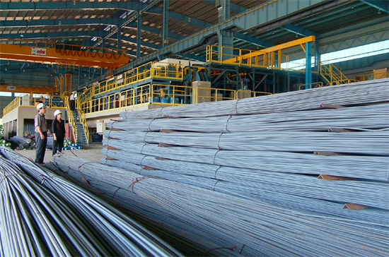 Từ đầu năm tới nay, giá thép nội đã được điều chỉnh tới... 9 lần. Với đà này, theo dự báo của các chuyên gia, thị phần thép nội sẽ còn tiếp tục bị thép ngoại lấn át - Ảnh minh họa.