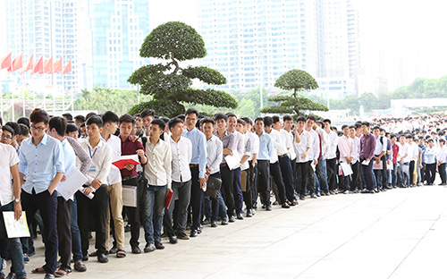 Chính sách của Samsung tại Việt Nam là tuyển dụng hàng nghìn sinh viên tốt nghiệp đại học chưa từng có kinh nghiệm làm việc mỗi năm, với mức lương cơ bản khởi điểm trên 10 triệu đồng/tháng, chưa bao gồm tiền thưởng và các chế độ khác. <br>