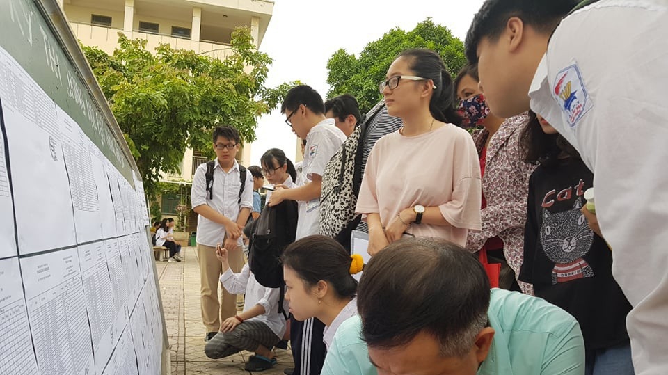 Thí sinh làm thủ tục đăng ký dự thi trong chiều 24/6.