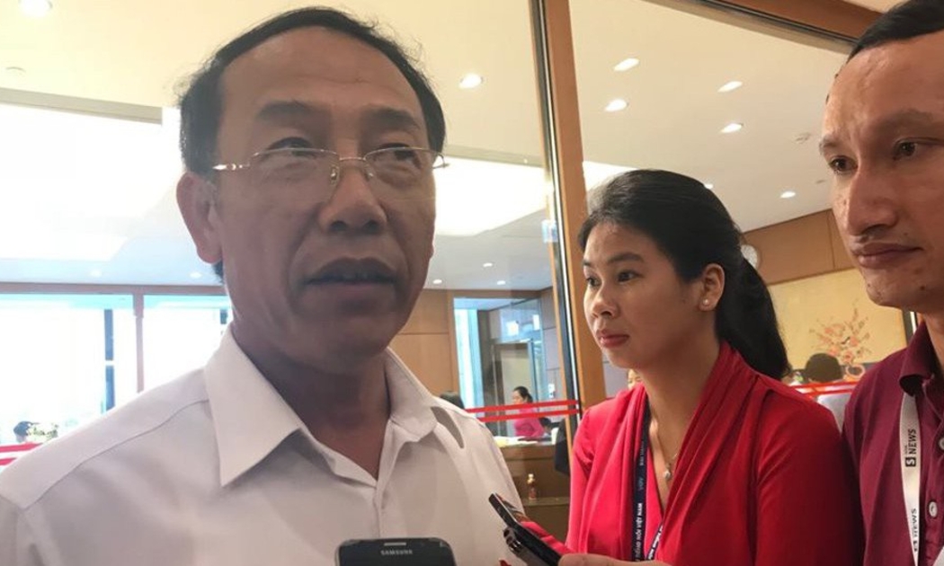 Thiếu tướng Sùng A Hồng, Giám đốc Công an tỉnh Điện Biên trao đối với báo chí bên hành lang Quốc hội sáng 27/5. 