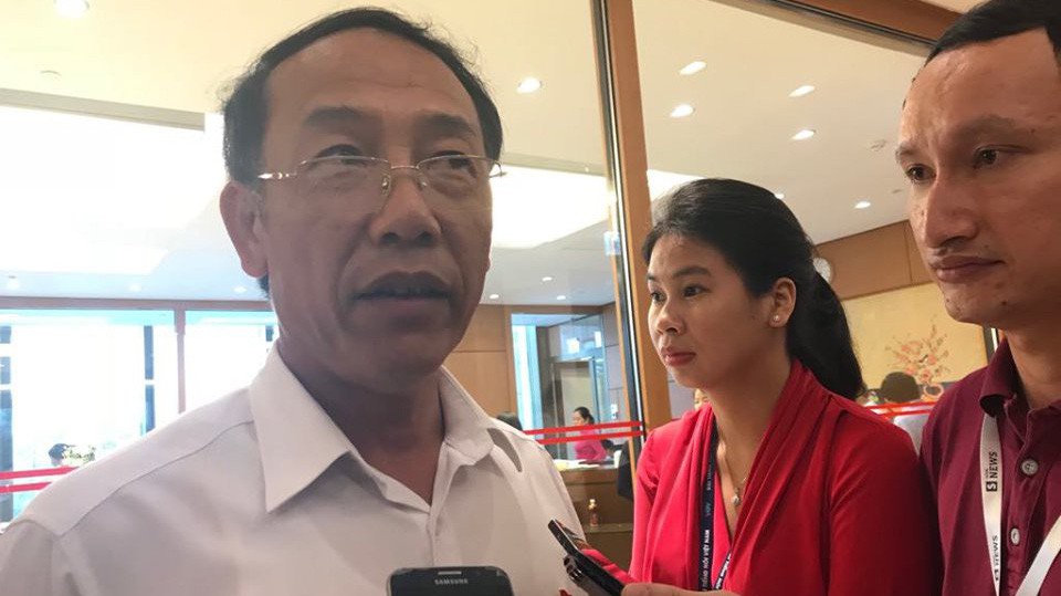 Thiếu tướng Sùng A Hồng, Giám đốc Công an tỉnh Điện Biên trao đối với báo chí bên hành lang Quốc hội sáng 27/5. 