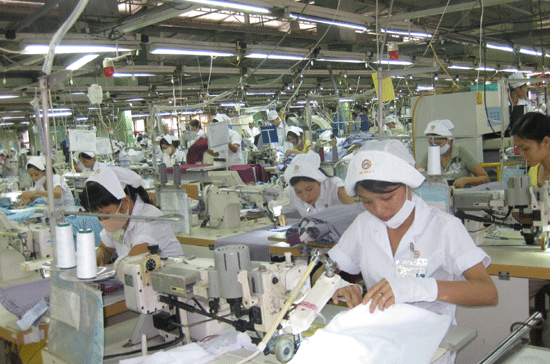 Để bù đắp cho việc thiếu nhân lực, nhiều doanh nghiệp đã tính đến chuyện đầu tư máy móc, công nghệ hiện đại để giảm lao động và tăng năng suất lao động - Ảnh: Quỳnh Lam.